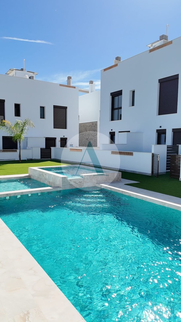 Moderne rijhuizen met gemeenschappelijk zwembad bij centrum van pilar de la horadada Moderne rijhuizen met gemeenschappelijk zwembad bij centrum van pilar de la horadada