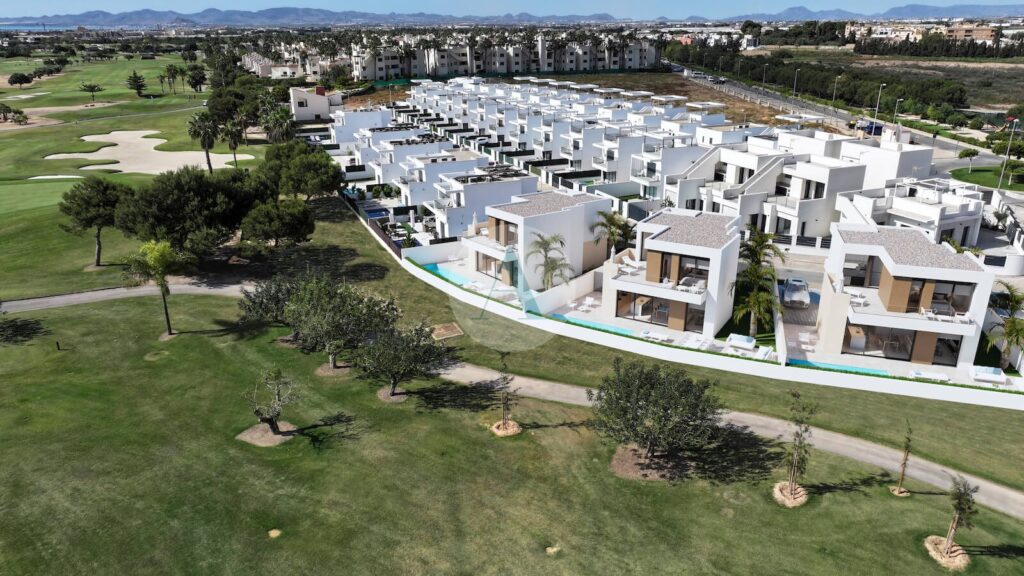 Moderne vrijstaande villas op eerste lijn aan roda golf in san javier