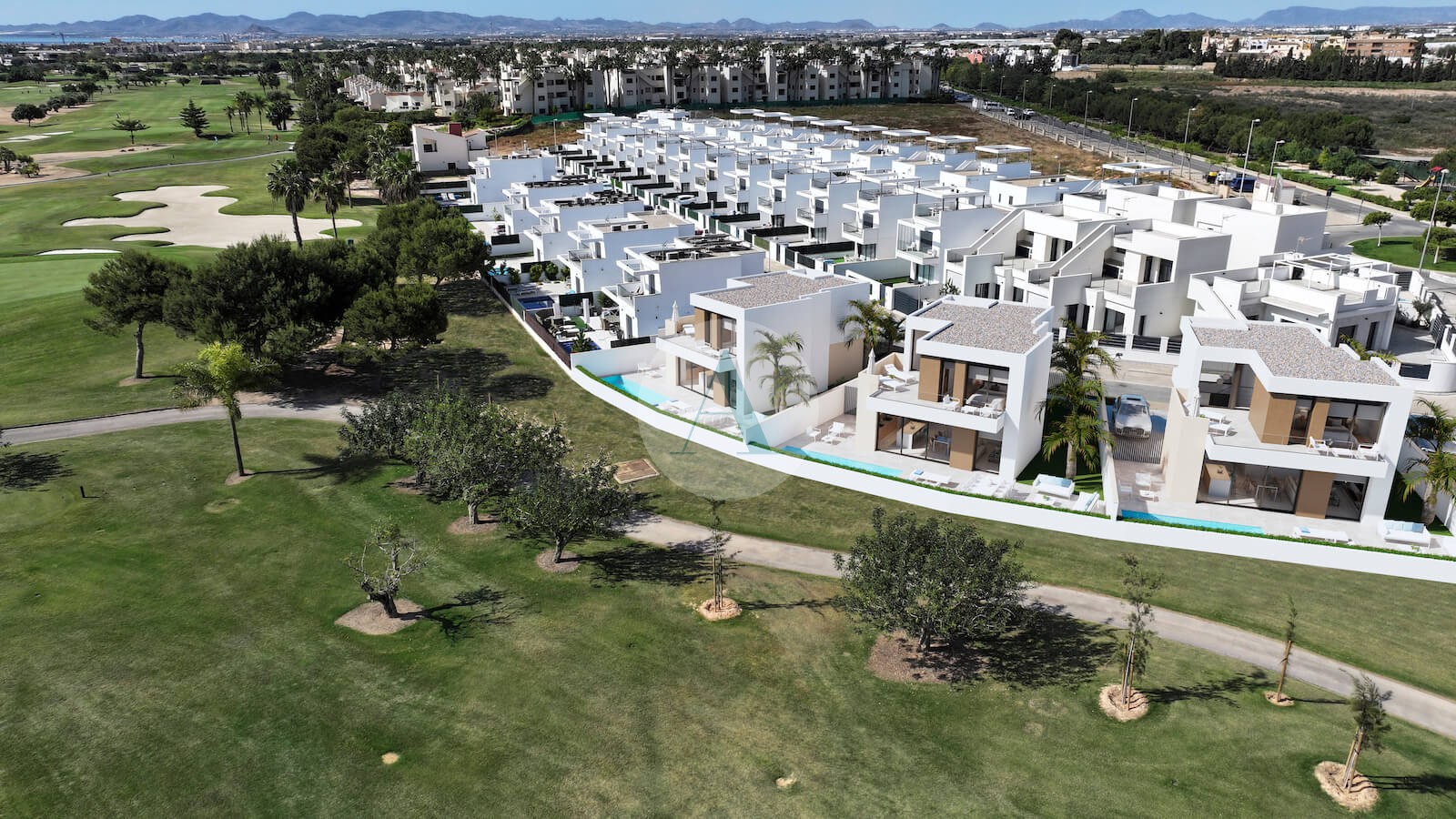 Moderne vrijstaande villas op eerste lijn aan roda golf in san javier