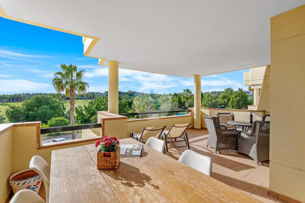 Door een architect gerenoveerd appartement te koop in campoamor golf