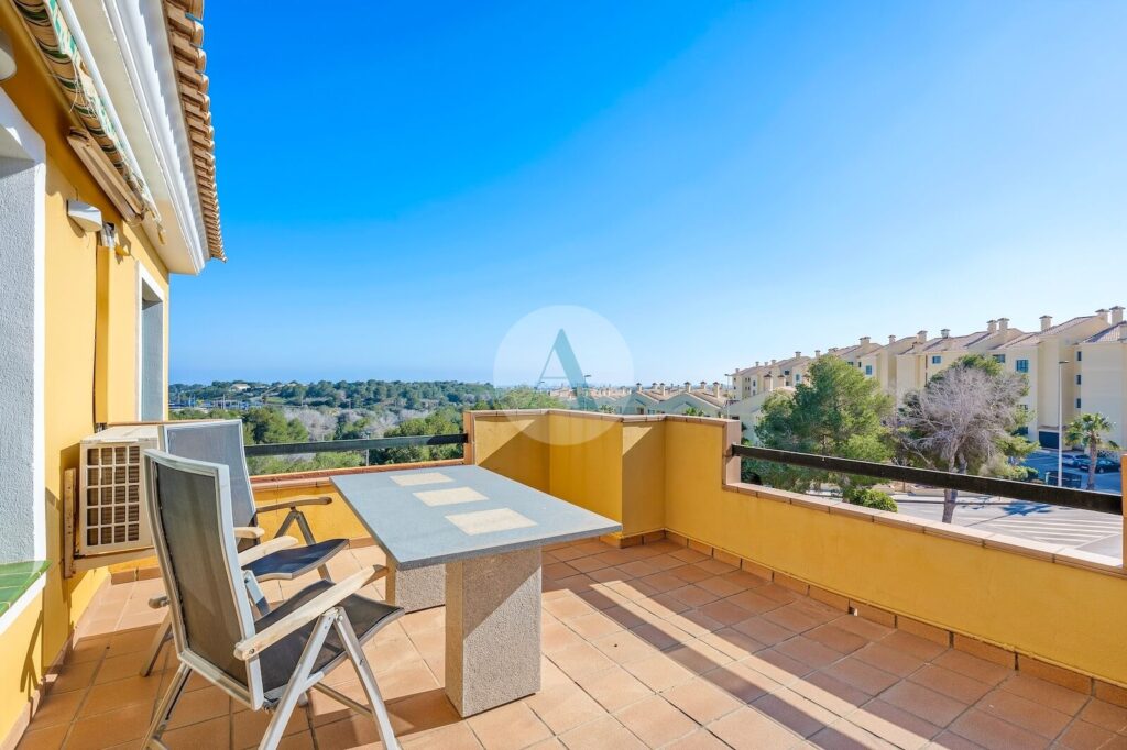 Ruim en zonnig penthouse met panoramisch uitzicht in lomas de campoamor