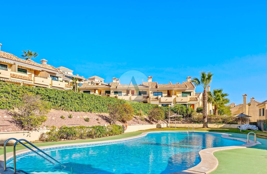 Charmante zuidgerichte hoekwoning met mooie terrassen in lomas de campoamor